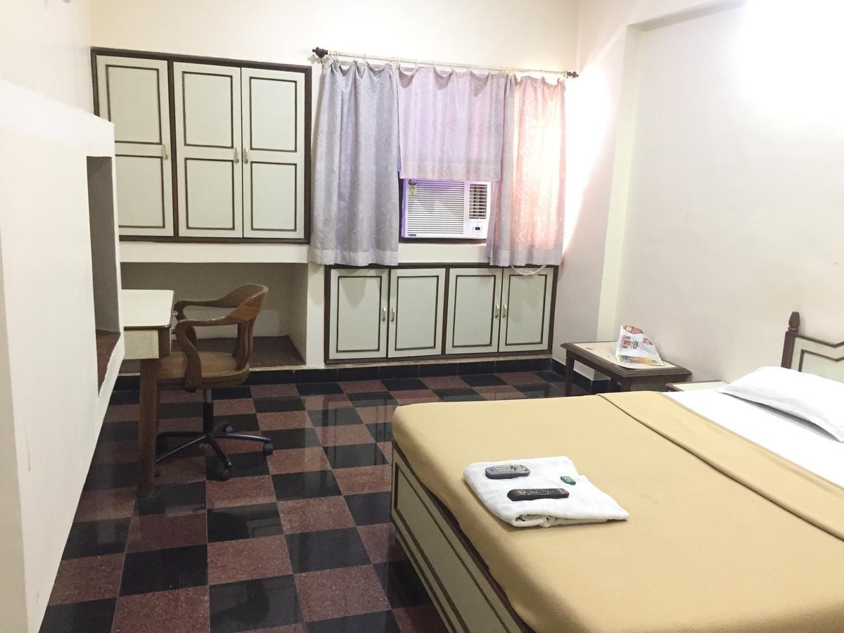 Royale Inn Vapi Exterior photo